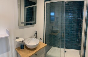 Dusche, Haartrockner, Handtücher, Toilettenpapier