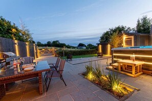 Outdoor dining - Beautiful 4 bedroom House in a peaceful village  nr Rock & Port Gaverne (Saint Endellion)