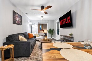 Smart TV - 3 BR Tampa Pool Home - Putting Green |Firepit |Coffee Bar (Tampa)