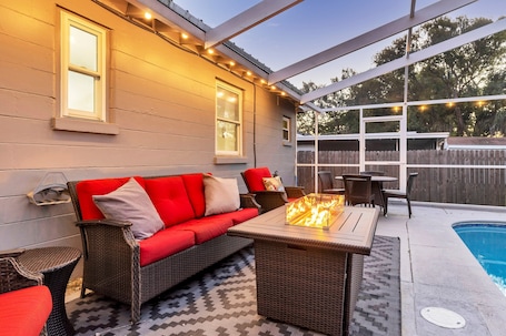 Outdoor dining. 3 BR Tampa Pool Home - Putting Green |Firepit |Coffee Bar
