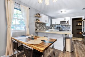 Dining - 3 BR Tampa Pool Home - Putting Green |Firepit |Coffee Bar (Tampa)