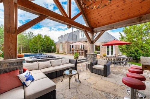 Luxury 7 bedroom/5 bathroom, 2 kitchen rural estate property