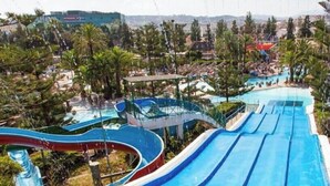 Um parque aquático com várias piscinas e toboáguas.