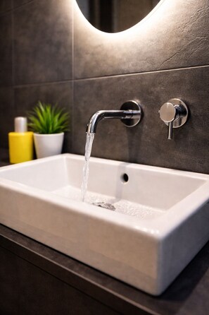 Hair dryer, towels, soap, shampoo - Elegant Studio Near The Colosseum. Quiet & Central (Roma)
