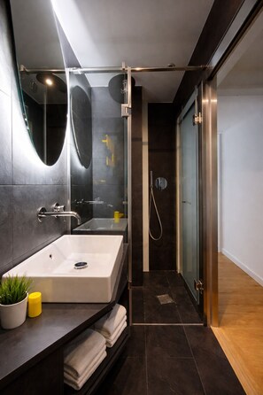 Hair dryer, towels, soap, shampoo - Elegant Studio Near The Colosseum. Quiet & Central (Roma)