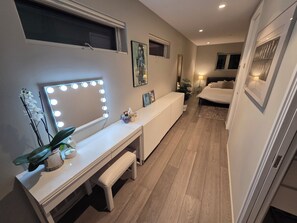 4 bedrooms, desk, iron/ironing board, free WiFi - Modern home on a corner lot with large lawn area and patio with hot tub. (Vancouver)