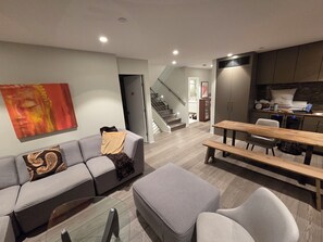 Smart TV, fireplace, printers - Modern home on a corner lot with large lawn area and patio with hot tub. (Vancouver)