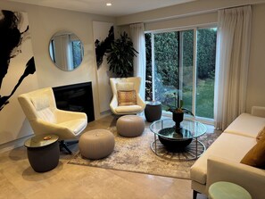 Smart TV, fireplace, printers - Modern home on a corner lot with large lawn area and patio with hot tub. (Vancouver)