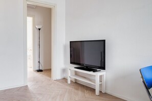 Interior - MiCo Executive Apartment is an elegant located on the eighth floor apartment with elevator and balcony.Bright and modern, it has a bedroom with a double bed and living room with a sofa bed, ideal for accommodating 4 guests.It offers well-kept rooms, equi (Milan)