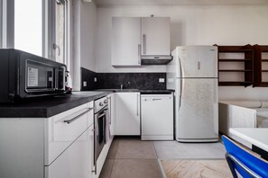 Fridge, microwave, dishwasher - MiCo Executive Apartment is an elegant located on the eighth floor apartment with elevator and balcony.Bright and modern, it has a bedroom with a double bed and living room with a sofa bed, ideal for accommodating 4 guests.It offers well-kept rooms, equi (Milan)