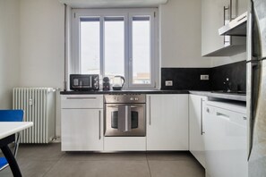 Fridge, microwave, dishwasher - MiCo Executive Apartment is an elegant located on the eighth floor apartment with elevator and balcony.Bright and modern, it has a bedroom with a double bed and living room with a sofa bed, ideal for accommodating 4 guests.It offers well-kept rooms, equi (Milan)