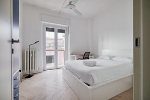 1 bedroom, iron/ironing board - MiCo Executive Apartment is an elegant located on the eighth floor apartment with elevator and balcony.Bright and modern, it has a bedroom with a double bed and living room with a sofa bed, ideal for accommodating 4 guests.It offers well-kept rooms, equi (Milan)
