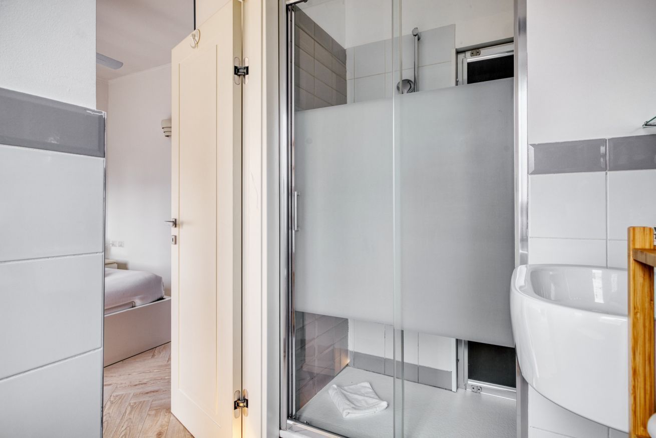 Shower, bidet, towels
