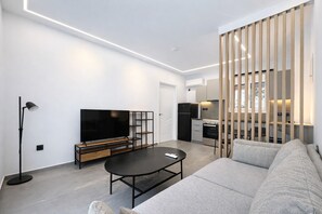 Living area - Glyfada Garden Apt with Open Sunset Views by ΜΡS (Glifada)