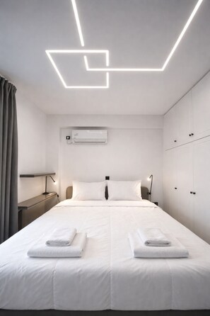Iron/ironing board, Internet, bed sheets