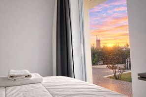 Room - Glyfada Garden Apt with Open Sunset Views by ΜΡS (Glifada)