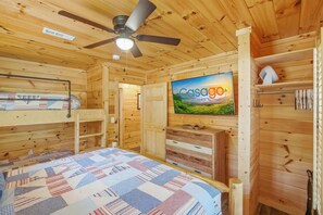 Iron/ironing board, travel cot, WiFi, bed sheets - Family Friendly Escape, Near Downtown, Grill, Hot Tub (Pigeon Forge)