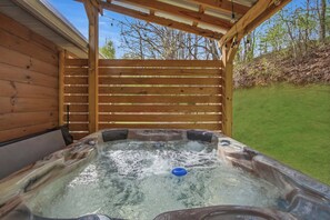 Outdoor spa tub - Family Friendly Escape, Near Downtown, Grill, Hot Tub (Pigeon Forge)
