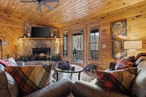 TV, fireplace - Heart's Hideaway - Blue Ridge, GA (Morganton)