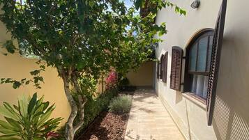 Quarto casal família, vista para o jardim | Área da propriedade