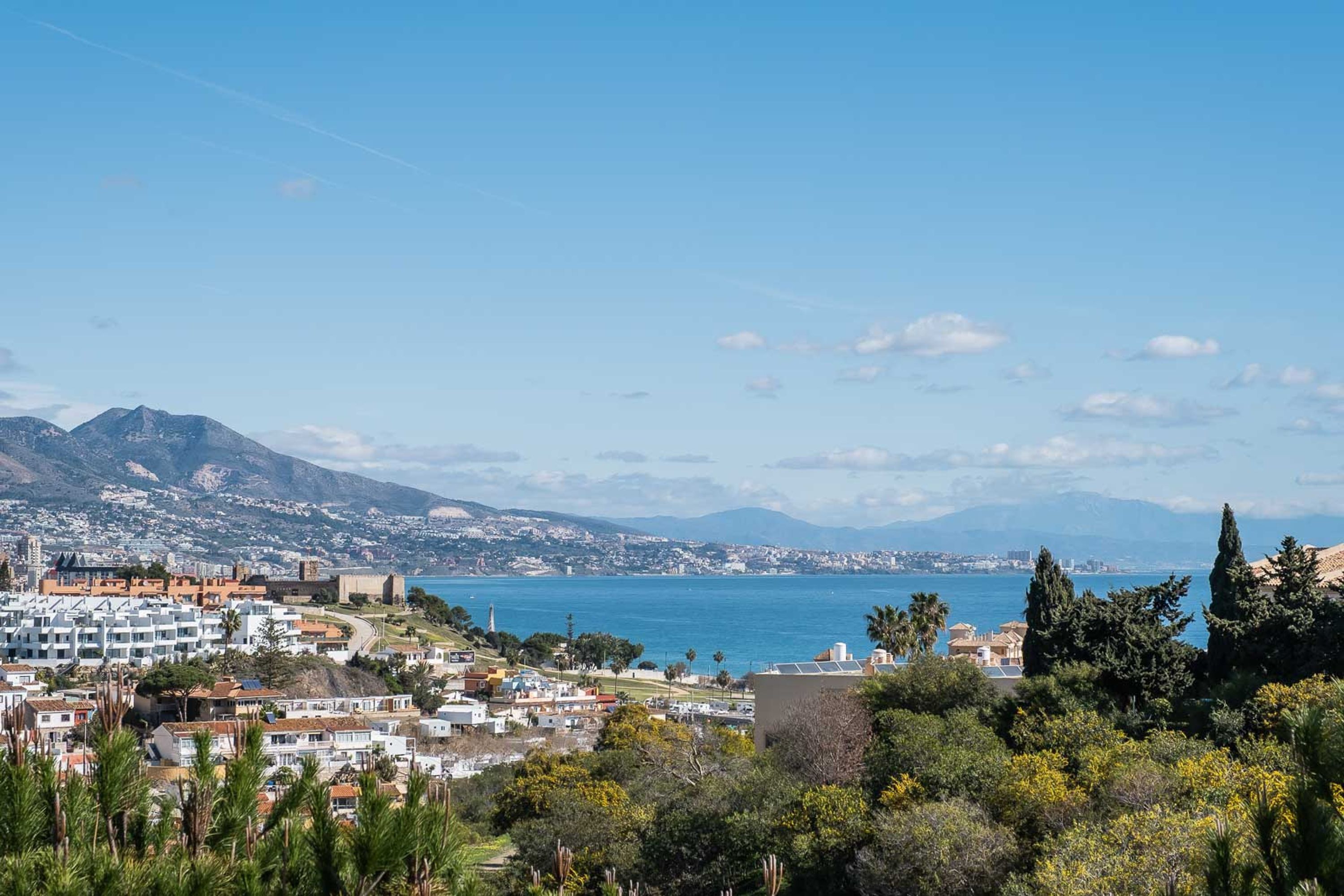 Un pueblo costero con vistas al mar y a las montañas.