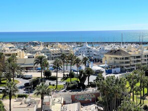 Ein Yachthafen mit Booten, einem Strand und einem Hotel mit der Aufschrift 'SEA LIFE'.