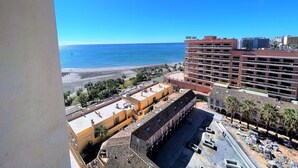 A hotel with a view of the beach and ocean. - Tamarindos 1002 in Benalm Dena (Benalmádena)