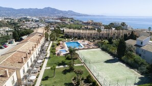 A resort with a swimming pool, tennis court, and a view of the sea. - AS MDS 112 in Mijas Costa (Mijas)
