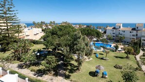 A resort with a pool, greenery, and a view of the sea. - AS MD 3C3 in Mijas Costa (Mijas)