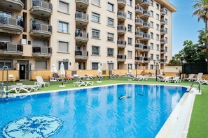 A hotel with a swimming pool surrounded by lounge chairs and umbrellas. - Boliches Mediterraneo Real Coastal by Alfresco Stays (Fuengirola)