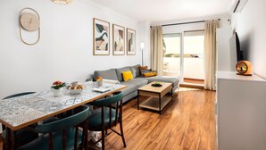 A modern living room with a dining table, chairs, a sofa, and a TV. - AS EXT BMD Jardines Torrequebrada II 2F (Benalmádena)