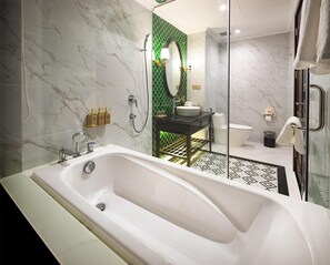 Standard Room, Berbilang Katil, Non Smoking, Balcony | Bilik Mandi