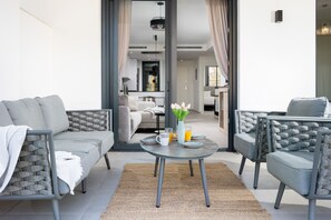 A modern living room with a sofa, armchairs, a coffee table, and a view into the kitchen. - AS EXT Calanova Hercesa 10 BJ A (Mijas)