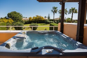 A hot tub with a clear view of a landscaped garden and palm trees. - AS MM C02 in Mijas Costa (Mijas)