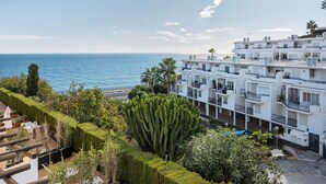 A coastal residential building with balconies, a garden, and a view of the sea. - AS MDS 310 in Mijas Costa (Mijas)