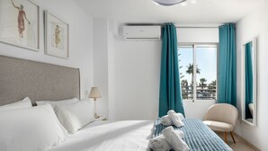 A hotel room with a bed, a chair, a window with curtains, and artwork on the wall. - AS MD 9B1 in Mijas Costa (Mijas)