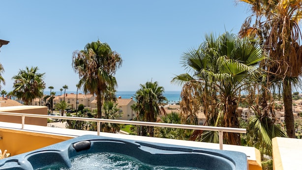 A hot tub with a clear view of the ocean and palm trees. - AS MM A09 in Mijas Costa (Mijas)