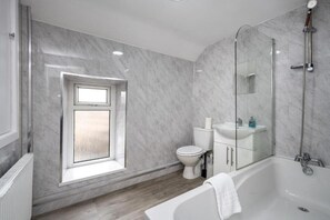 Bathroom - Comfortable 3BR  | Parking, WiFi & Great Location (Pontardawe)