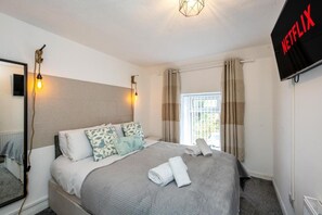 Room - Comfortable 3BR  | Parking, WiFi & Great Location (Pontardawe)