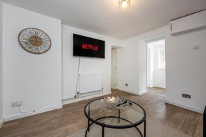 Interior - Comfortable 3BR  | Parking, WiFi & Great Location (Pontardawe)