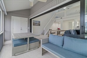 Ein modernes Interieur mit einer Couch, einem Tisch und einer Treppe.
