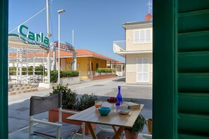 Outdoor dining - Holiday Home 'Patrizia - Viareggio' with Sea View, Balcony and Wi-Fi (Viareggio)
