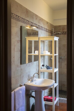 Shower, hair dryer, towels - Apartment 'Casa Del Tato Central  - 2' with Wi-Fi (Lucca)