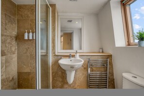 House - Spacious 4BR 3BA House Near Barons Court Station (London)