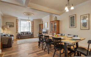 House - Spacious 4BR 3BA House Near Barons Court Station (London)