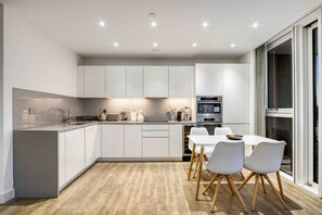 House - Modern 2 Bedroom Flat (London)