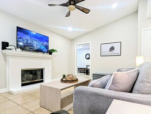 TV connectée, cheminée, chaîne hi-fi, écrans d'ordinateur