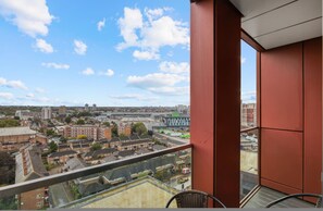 A balcony with a city view, including buildings and a bridge. - 2 Bed 2 Bath Next to Nine Elms Station - Zone 1 (London)