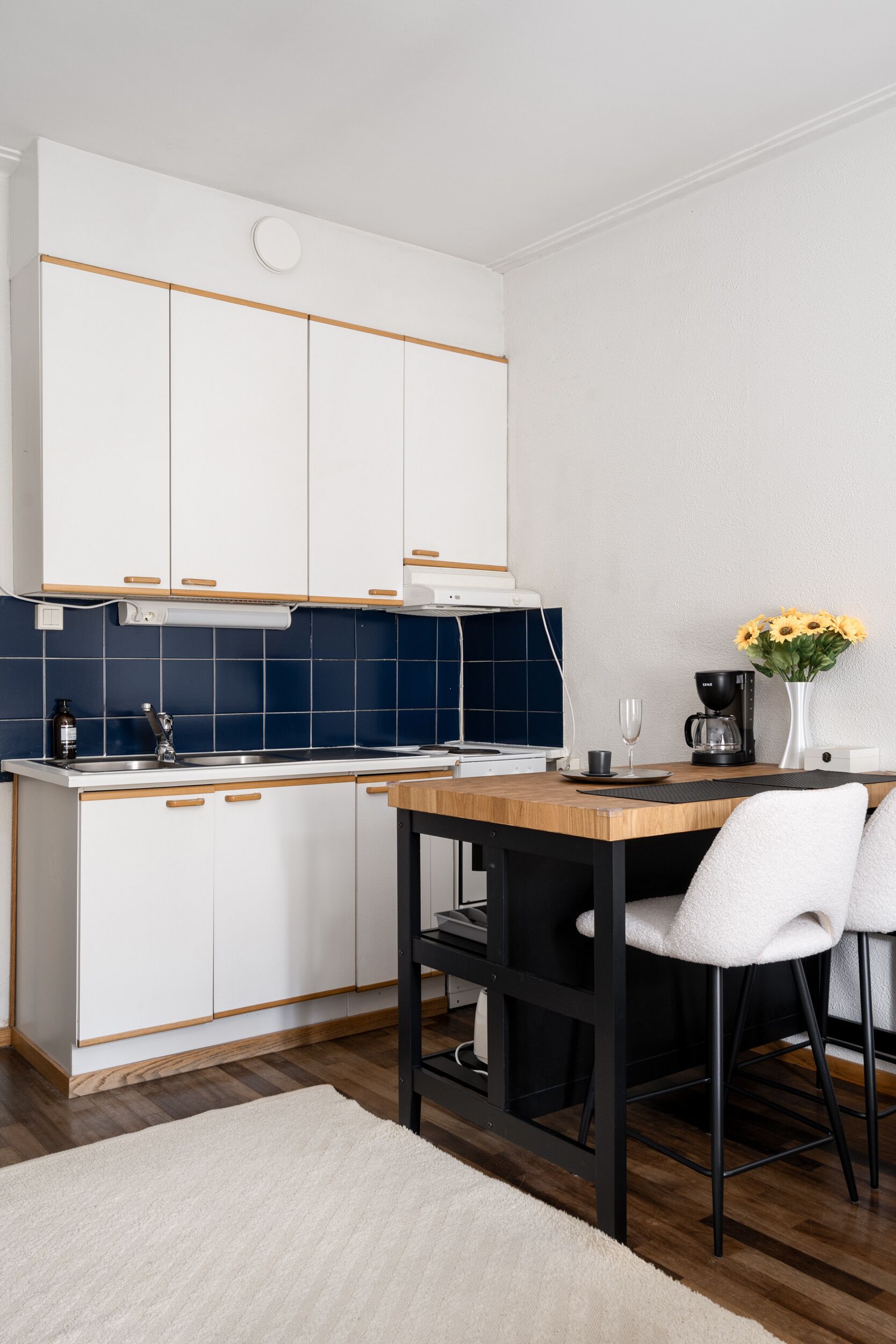 Apartamento básico, vistas al patio | Tabla de planchar con plancha, wifi gratis, ropa de cama