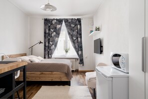 Apartemen Basic, pemandangan halaman | Setrika/meja setrika, Wi-Fi gratis, dan seprai linen